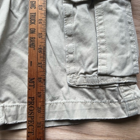 American Eagle Cargo Shorts - Size 32 - Picture 6 of 9